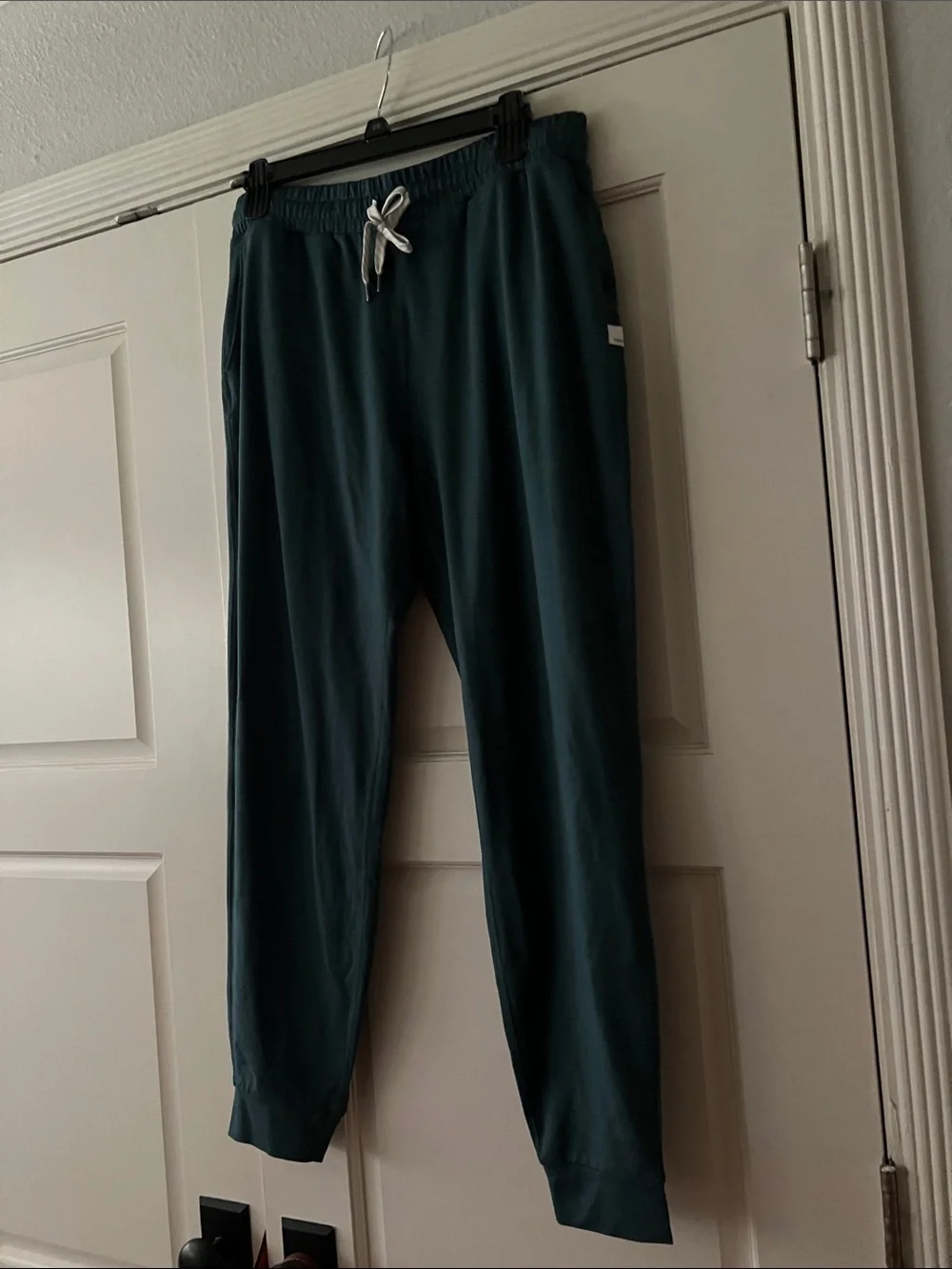 VUORI performance joggers with pockets medium
